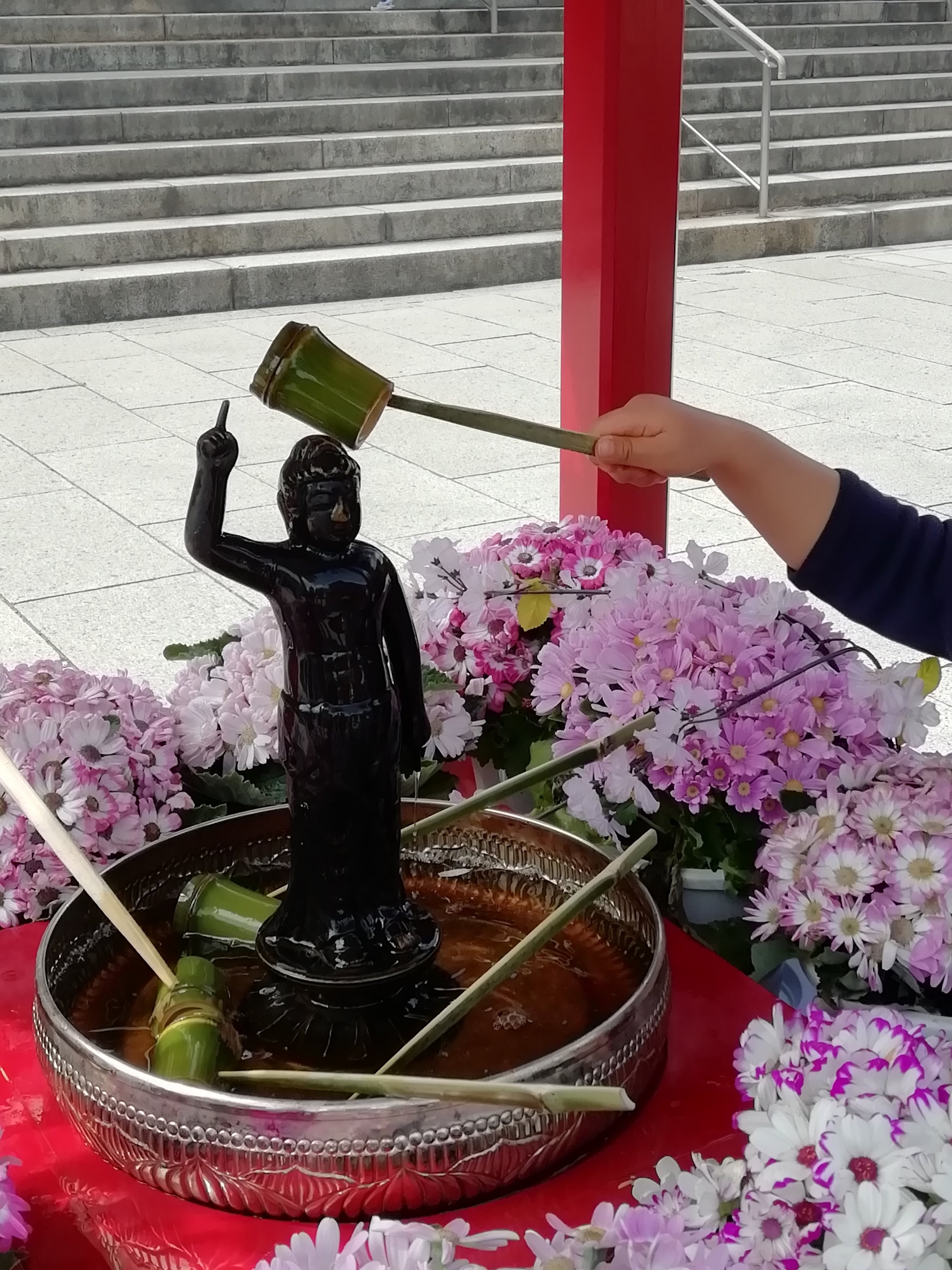 川崎市シティプロモーション 春は花の季節 川崎市の花 ツツジ も鮮やかにまちを彩っています 画像は 川崎大師平間寺 で撮影 赤と白のコントラストが素敵ですね T Co Wwztkr5tgd Twitter