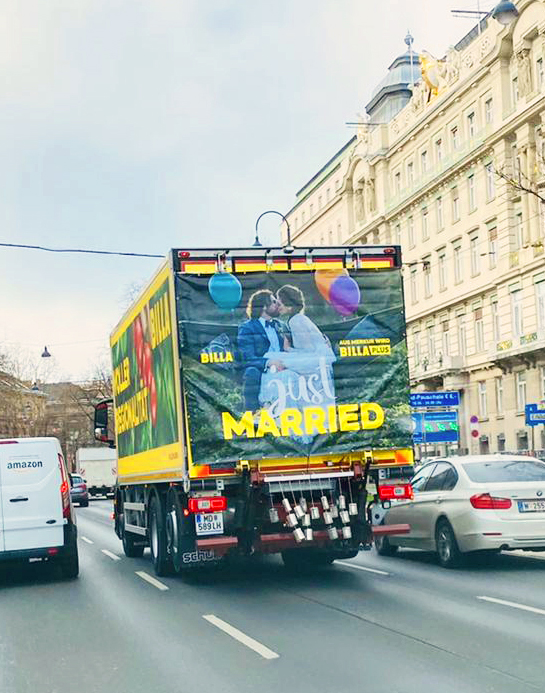 <a href="/merkurmarkt/">MERKUR</a> : Willst du mich heiraten?
<a href="/BILLA_AT/">BILLA</a> : <a href="/ja_natuerlich/">Ja! Natürlich</a> 

#BILLAPLUS