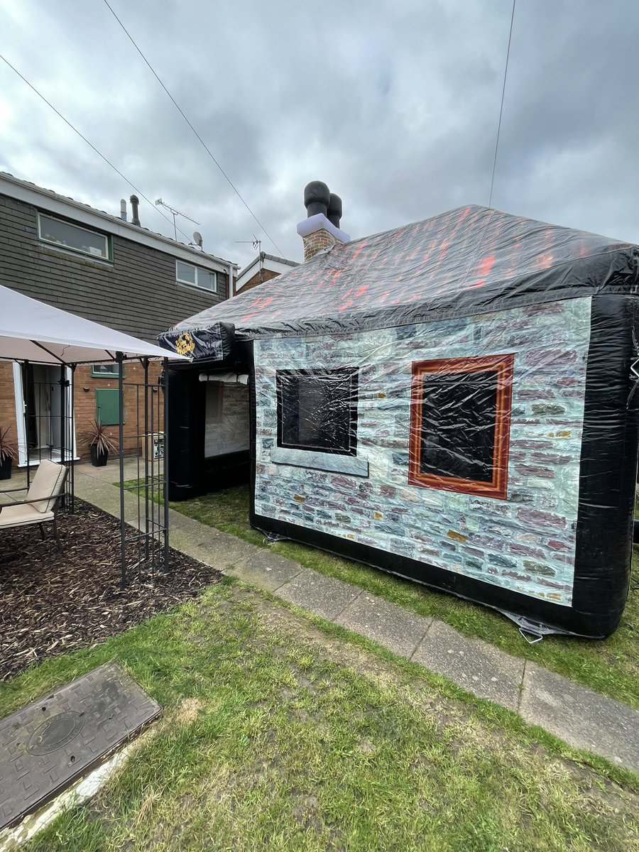 TFlatable's tweet image. Busy Easter weekend drawn to a close. More happy customers.... we can’t wait for summer!! #summer #sun #easter #pub #inflatable #party #surprise #birthday #beer #gardenparty