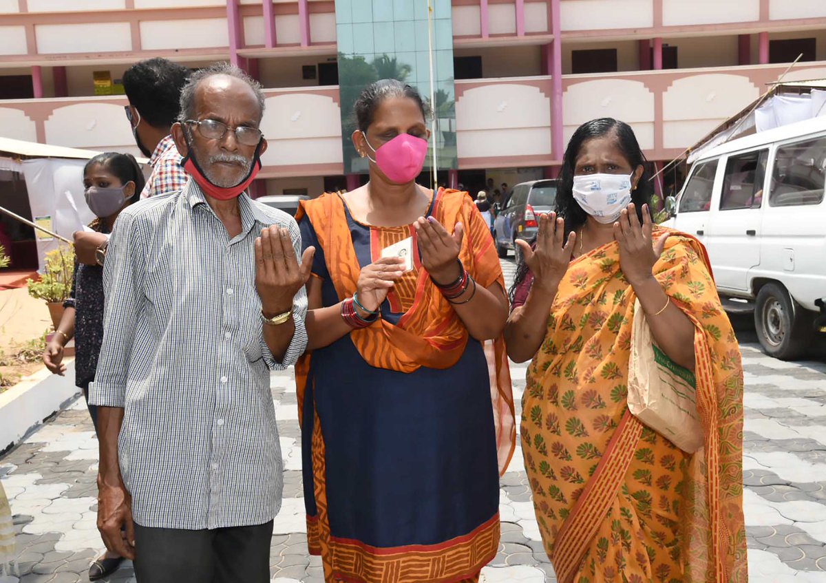 DeepikaTweetsDC's tweet photo. Proud VOTERS showcasing their Inked-Finger after Casting their VOTE.
#GoVote #AssemblyElections2021 #ElectionCommissionOfIndia #ECI
#VoteForModiDada #BJP4Bengal #VoteForBJP #Elections2021 #Vote
https://t.co/8JdfjAwnS0