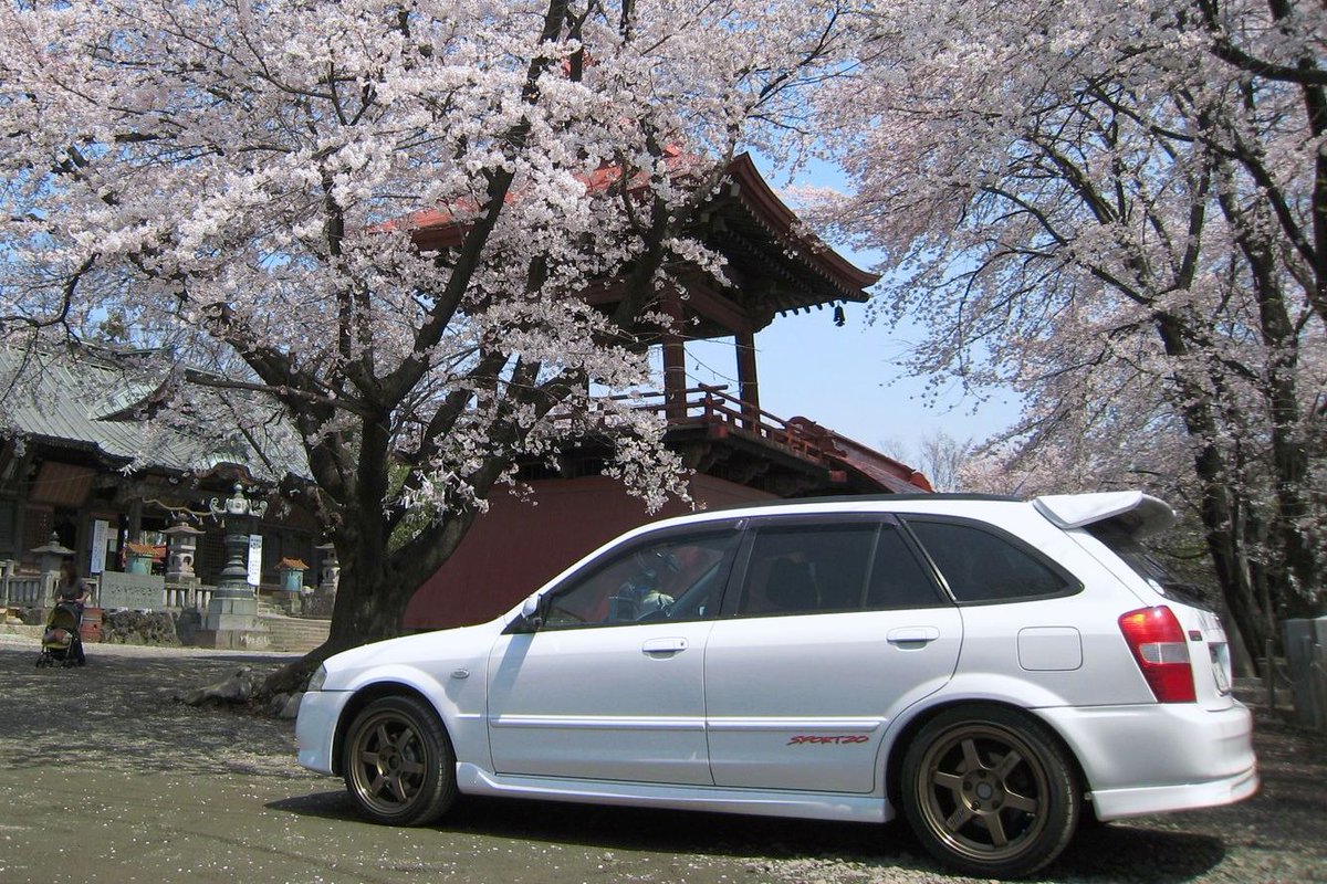 sunimaru0's tweet photo. @Mazda_PR 先月購入から21年目を迎え、10回目の車検を終えたばかり♪
運転が楽しい大好きなクルマ、まだ乗りますよ😃

画像1枚目は19年前の箱根オフ会で、J'sTipoだったかな？に掲載された写真♪

#白の日 
#愛車 #車好き
#マツダ #MAZDA 
#ファミリアSワゴン #Familia #SWagon #SPORT20 #スポルト20
#Rays #TE37 https://t.co/LFzi6VmzOm