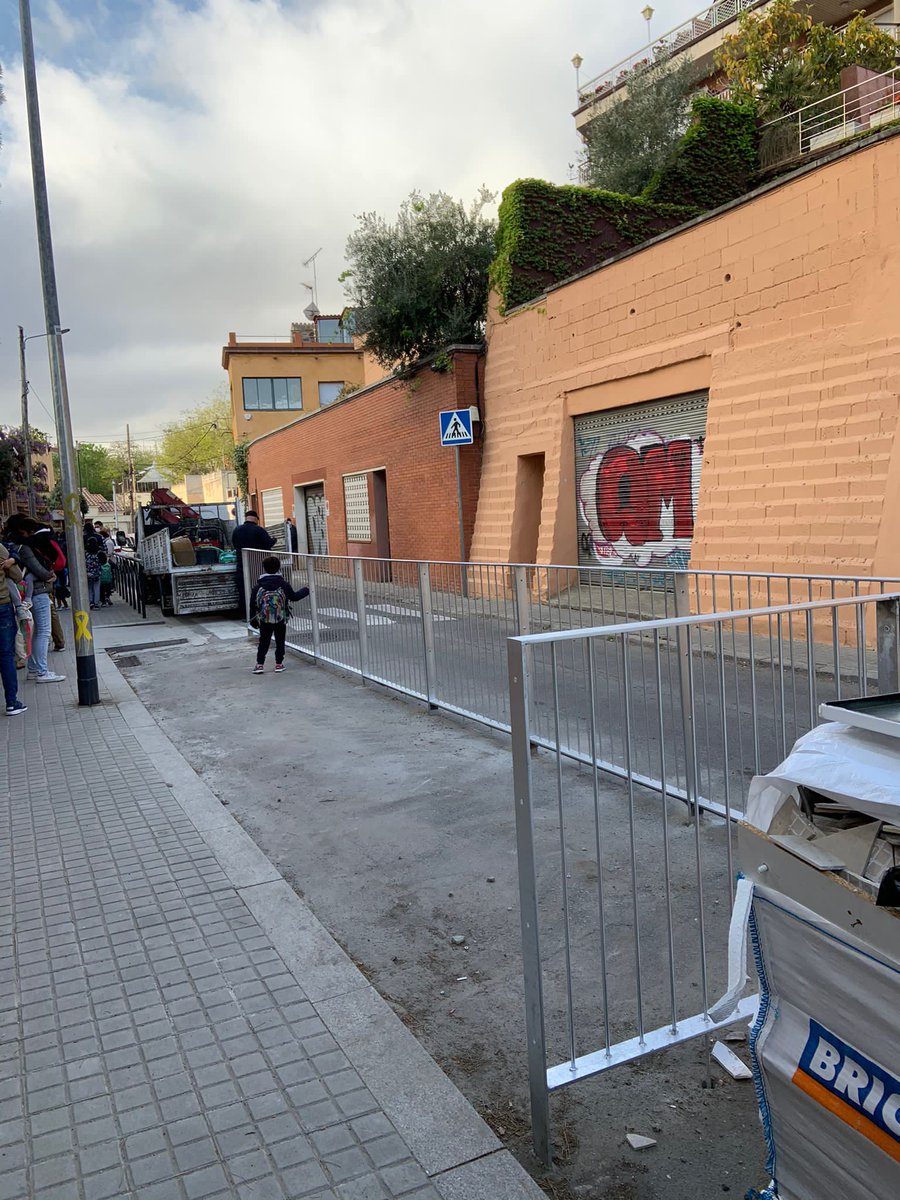Bon dia! Les nostres reivindicacions han donat els seus fruits; han instal·lat unes barreres en Alt de Pedrell, ampliant així l'espai disponible per a les famílies 👏👏👍🥳😁