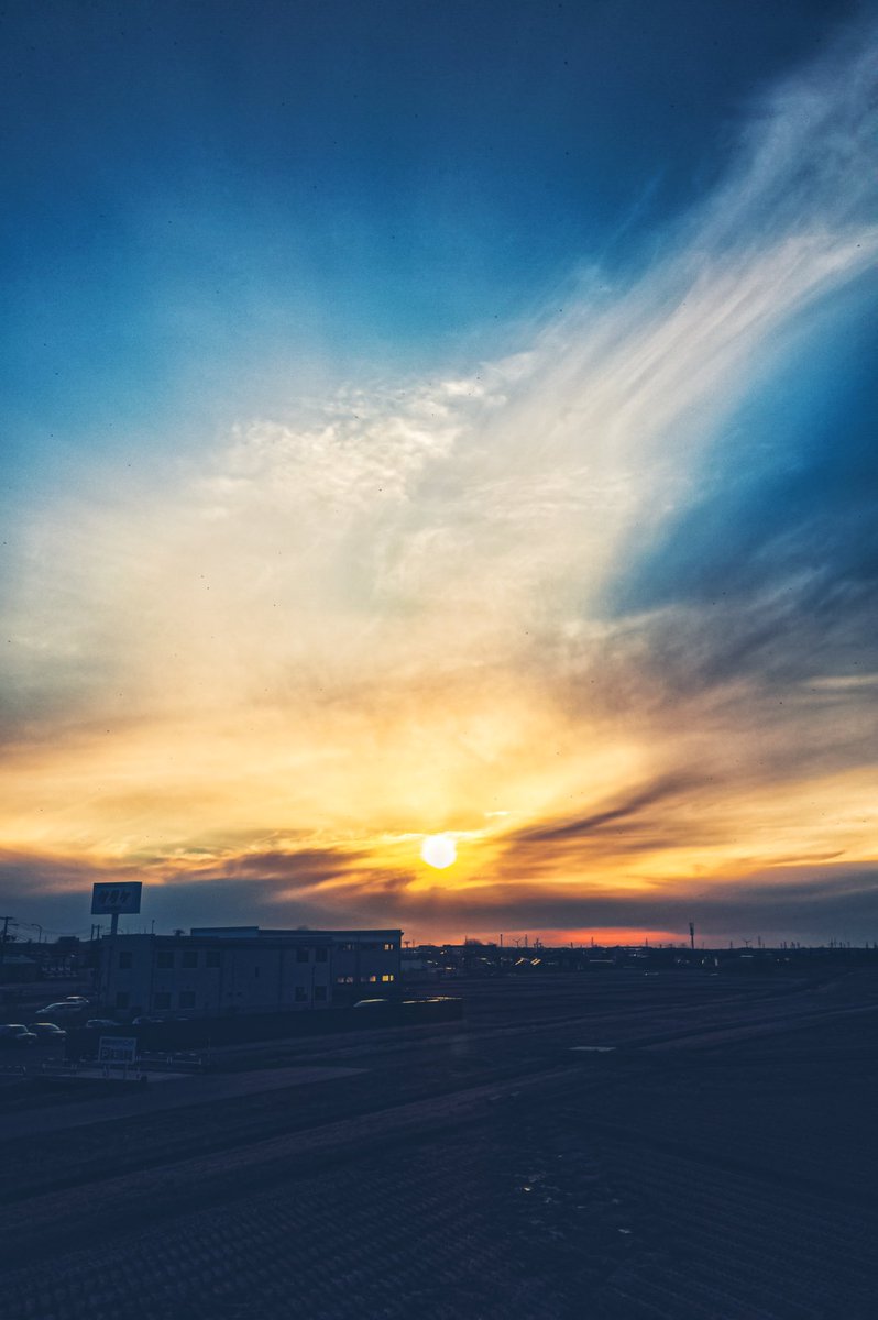 EL0123RAIN's tweet photo. 夕暮れ(*´꒳`*)夕陽も染まる雲もとっても綺麗だにゃ♪
今日もおつかれさまにゃ(=´∀｀)人(´∀｀=)♪

#夕暮れ #夕陽 #雲 #写真好きな人と繋がりたい #写真撮ってる人と繋がりたい #ファインダー越しの私の世界 #写真の奏でる私の世界 #ファインダーは私のキャンバス #空のある風景 #空 #風景写真 #風景 https://t.co/w2Z6mVqZiO