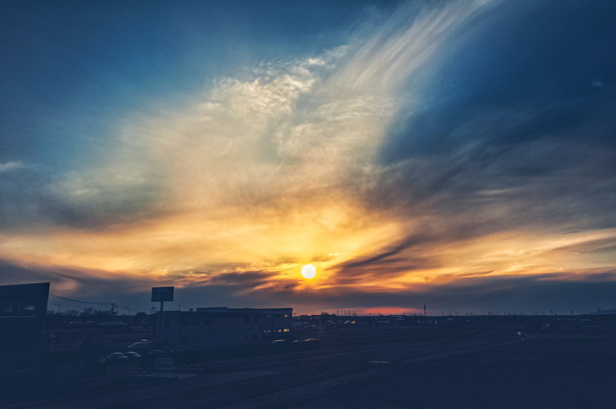 EL0123RAIN's tweet photo. 夕暮れ(*´꒳`*)夕陽も染まる雲もとっても綺麗だにゃ♪
今日もおつかれさまにゃ(=´∀｀)人(´∀｀=)♪

#夕暮れ #夕陽 #雲 #写真好きな人と繋がりたい #写真撮ってる人と繋がりたい #ファインダー越しの私の世界 #写真の奏でる私の世界 #ファインダーは私のキャンバス #空のある風景 #空 #風景写真 #風景 https://t.co/w2Z6mVqZiO