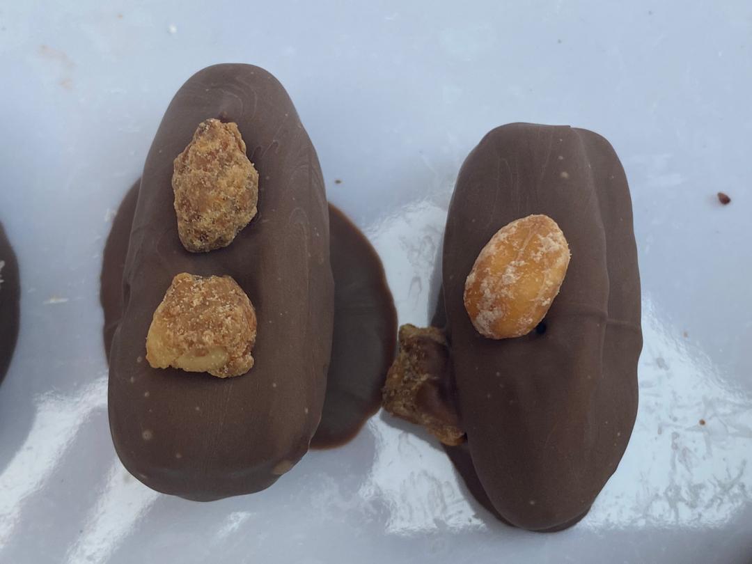 afritastegambia's tweet photo. Yummy stuffed chocolate dates available during the month of #Ramadan Insah'Allah. Assorted date flavours in one cup D150. #coconut #banana #mango #nuts are the flavours. #gambianculinary #tastebudsexplode #safness #chocodates #stuffeddates https://t.co/n5cAaHJxVg