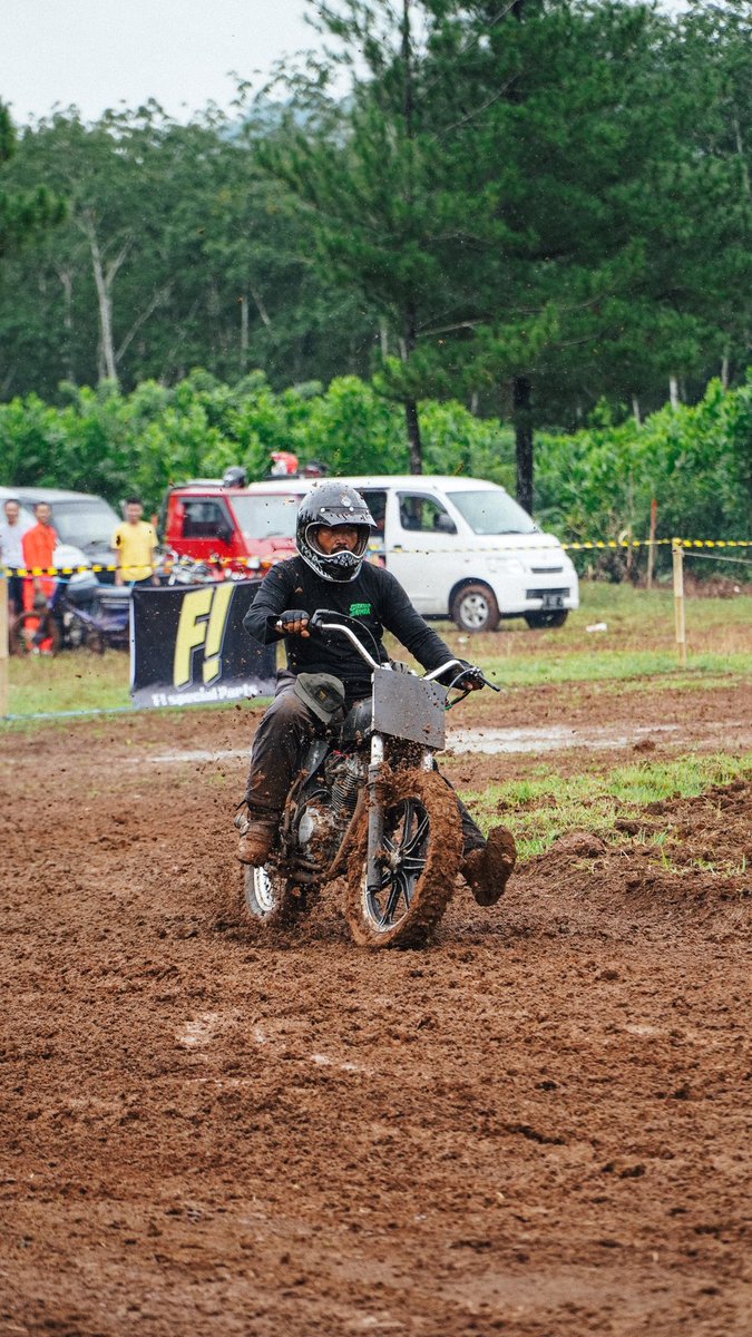 “FLAT TRACK PURNAMA LAND” recap last week with sirkusrimba team ⚡️⚡️⚡️

📸: pramudyabugi 

#Easthood
#FLATTRACKPURNAMALAND