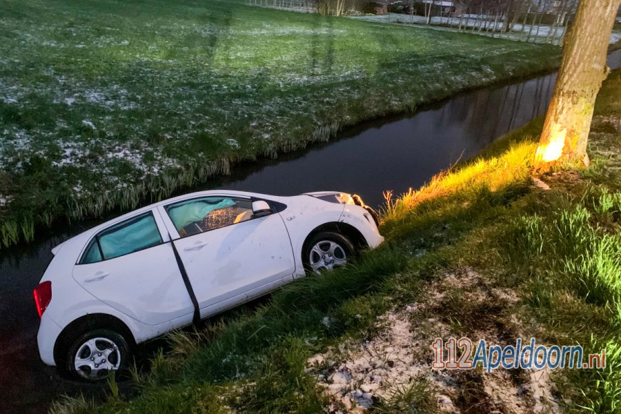 Auto raakt door gladheid van de weg in #Terwolde, drie gewonden. 112Apeldoorn.