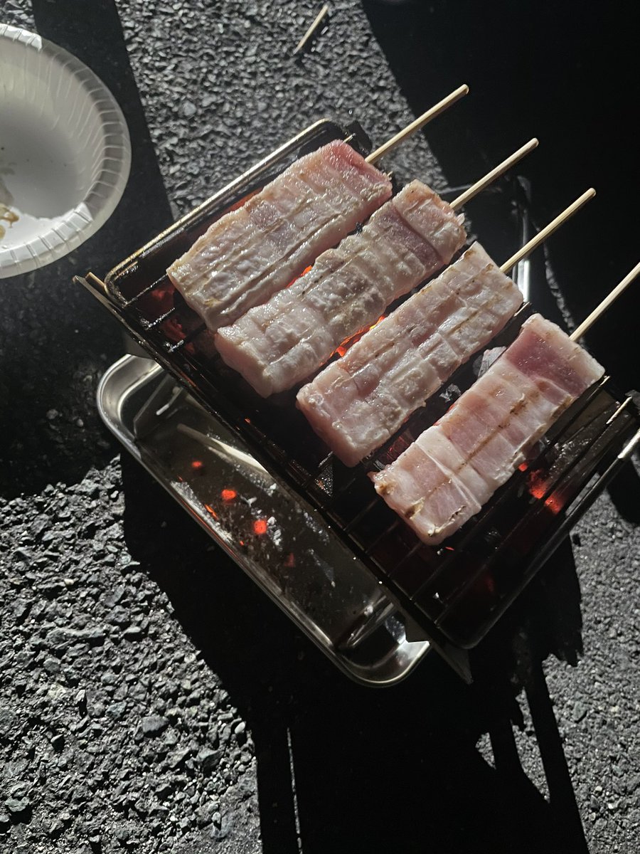 nyanba_youka's tweet photo. この #autoby24 の日は豚さんでした……!
デイトナさんの焚火台、折り畳むとぺったんこになるので、持ち運びにとっても便利✨✨
お一人様するなら完璧なサイズ感でした!! https://t.co/mD7XAx9L26