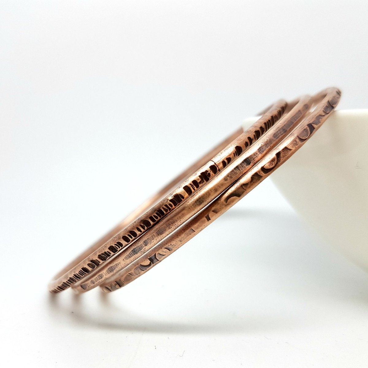 MaisyPlum2's tweet photo. Set 3 Copper Skinny Stacking Bangles - Copper Bangle Set https://t.co/JmsB1ytPfQ #UKGiftAM #HandmadeHour ##MHHSBD #Inbizhour #EtsyUK #HandmadeBangles https://t.co/UXaDUrXgNe