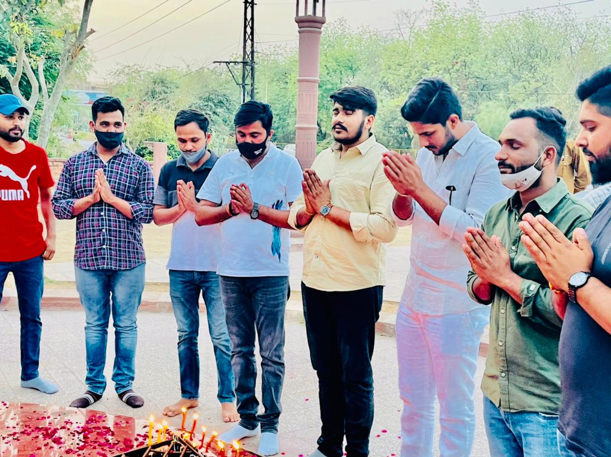 BhakarJnvu's tweet photo. बीजापुर नक्सली हमले में शहीद हुए भारत माँ के वीर सपूतों को शहीद स्मारक पर मोमबत्ती जलाकर दो मिनट का मौन रखकर श्रद्धांजलि अर्पित की...                          अरुण भाकर  
अध्यक्ष पद हेतू JNVU जोधपुर https://t.co/BQ476g7dWc