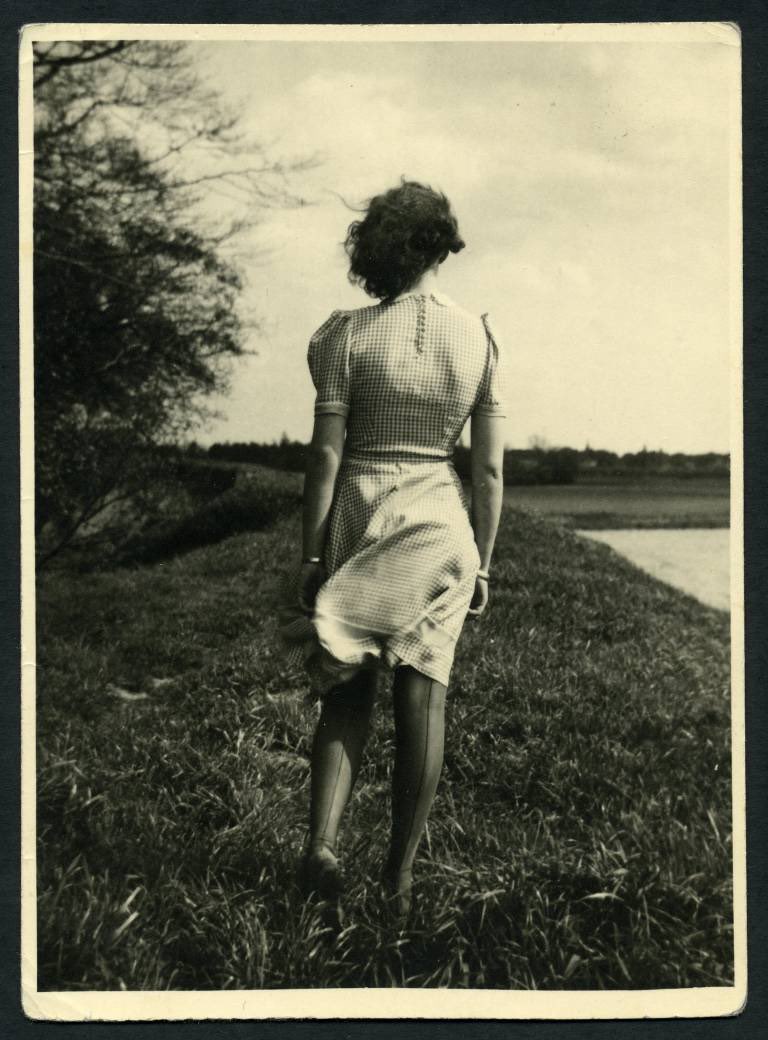 كانت كثيرة الغياب والمغادرة،
حتى أنها كانت تلتقط صورها الشخصية
من الخلف،
حتى نتعرف عليها