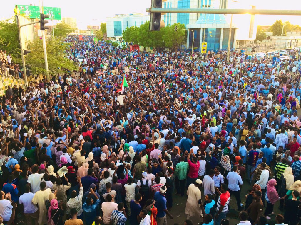 ali_faroug's tweet photo. #موكب6ابريل
اليوم العظيم
كم��ة من المشاعر المختلطة كانت في اليوم دا https://t.co/euWdUQS8Io