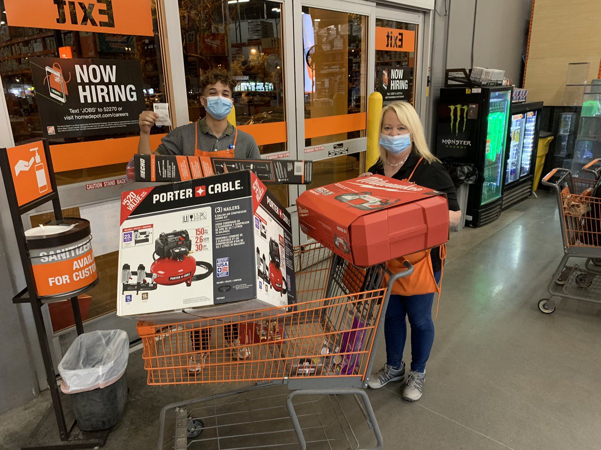 AFilantres's tweet image. 10pm Recoveries!!!!

Cashier Savior and HC Kathy stopped a roll out attempt of $992.01 at SCO, while Taylor at the SS Desk identified $400 in Counterfeit bills!!!

#alwaysready
#Notupinhere 
#Team473

@GPsharkz @Phil_Goosic @d66mapm  @1SGBuckles @D66Celest