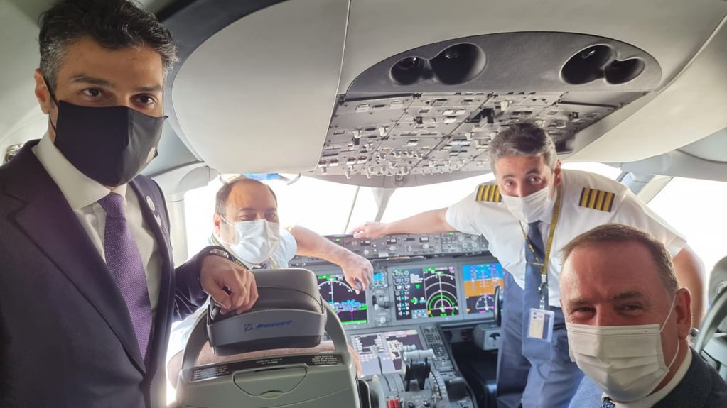 السفير الاماراتي لدى اسرائيل @AmbAlKhaja في طريقة الى تل ابيب على متن طائرة الاتحاد في رحلتها…