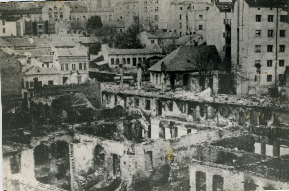 IA_Beograda's tweet photo. Пре тачно осамдесет година, 6. априла 1941. године, у 6.50h, почео је разорни нацистички напад на Београд. 

На сл: Део порушеног Београда приликом бомбардовања. Поглед из бивше Босанске улице према Теразијама. Историјски архив Београда https://t.co/eHquQ6HJXG