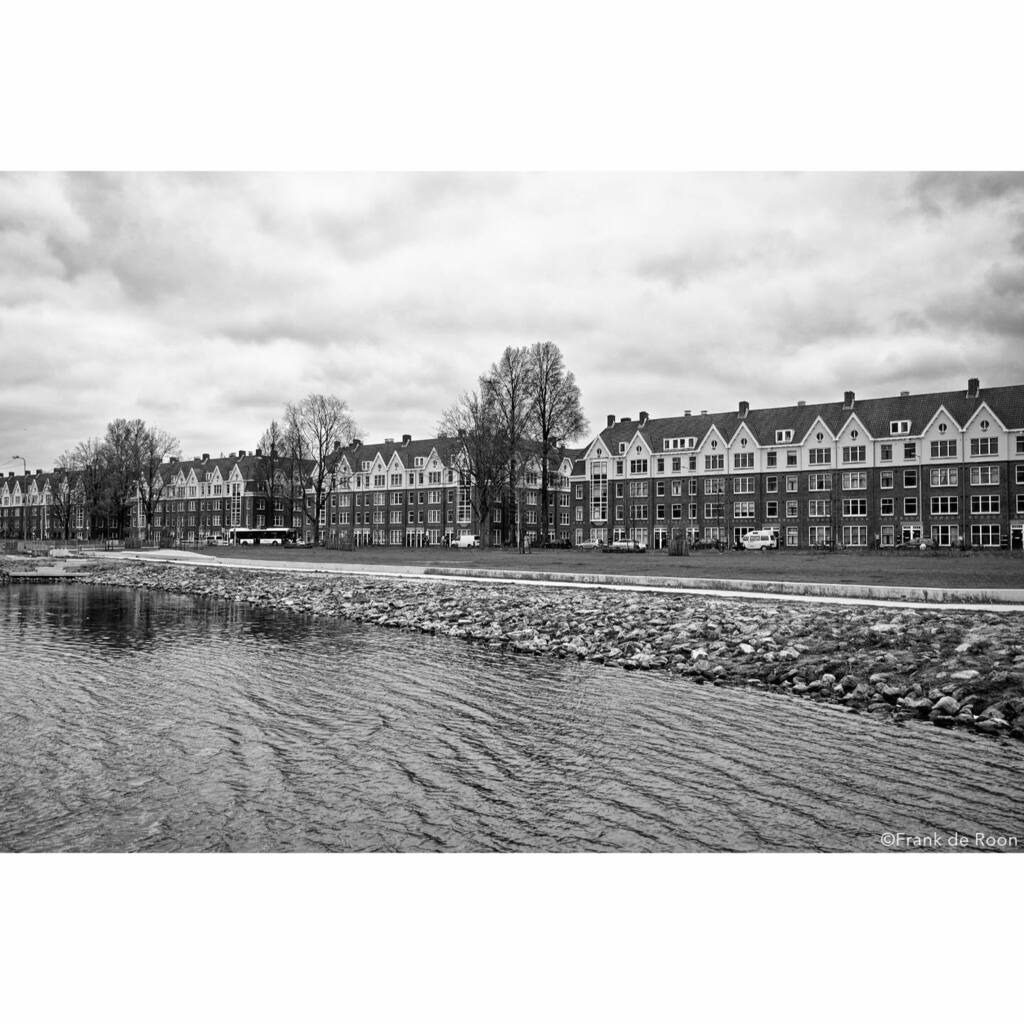 deroonfrank's tweet image. Tasmanstraat #spaarndammerbuurt #houthavens #blackandwhitephotography #blackandwhite #monochromephotography #monochromatic #structure #pattern #housing #amsterdam #buildingswow #bouwkunstig #walenkamp #rationalisme #rationalism #workers #arbeiderswoningen instagr.am/p/CNUFSt1Mt_3/