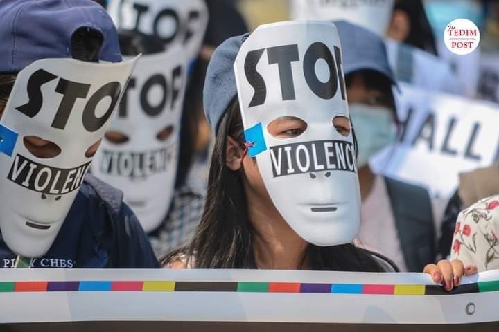 sfys_nn's tweet photo. "STOP VIOLENCE"
"EYE FOR AN EYE"
"WE SHALL OVERCOME"

Anti-coup strike march in TeeTain, Chin State on Apr 6.

#Apr6Coup 
#WhatsHappeningInMyanmar https://t.co/cgOZFbTu5M