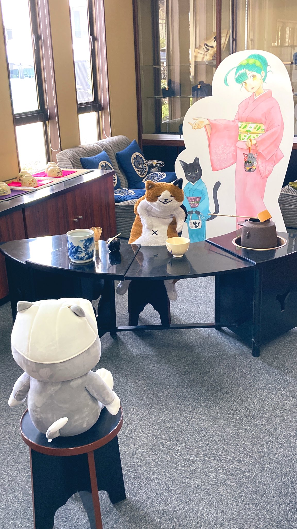 تويتر 公式 猫と茶道具 青峰堂 せいほうどう على تويتر にゃんたのお茶会 立礼の御手前でおもてなし致します ﾖｼ にゃん太添い寝ぬいぐるみ 仕事猫 東北ずん子 青峰堂 ぬいぐるみじゃありません社員です T Co Ahd3ytpdps