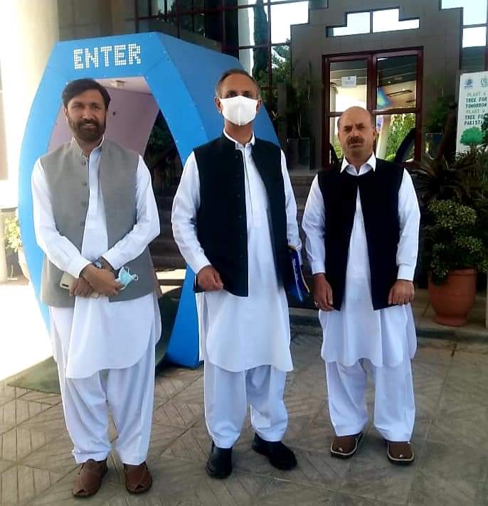 SibghatullahMna's tweet photo. اسلام آباد: ممبر قومی اسمبلی و پارلیمانی سیکرٹری اورسیز صاحبزادہ صبغت اللہ اور ضلعی صدر اپر دیر یامین خان کی وفاقی وزیر @OmarAyubKhan سے ملاقات حکومت نے بجلی صارفین کو اربوں روپے کا ریلیف دینے کا فیصلہ کر لیا. عمر ایوب
#MNASibghatullah #KPKUpdates #PTIDIR #MNA_NA5 https://t.co/50VHQkhuAK