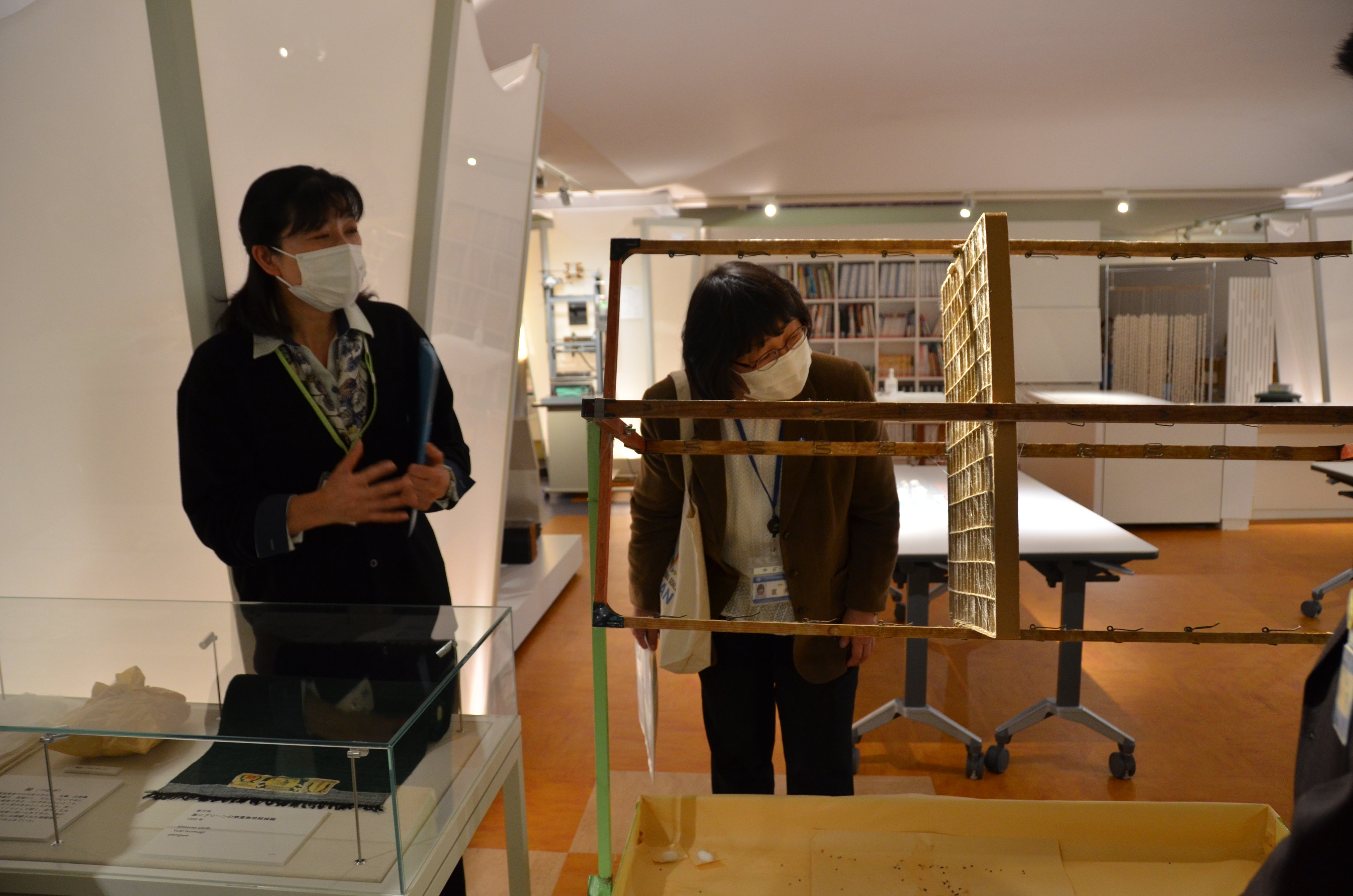 ট ইট র 横浜市中区区政情報 シルク博物館 区長と一緒にシルク博物館に行ってきたよ 博物館 では かいこ から製糸 染織など 絹ができるまで の過程や絹服飾の移り変わりを見ることができるよ 開港期の横浜の発展を支えた蚕糸業の歴史を学びにぜひ