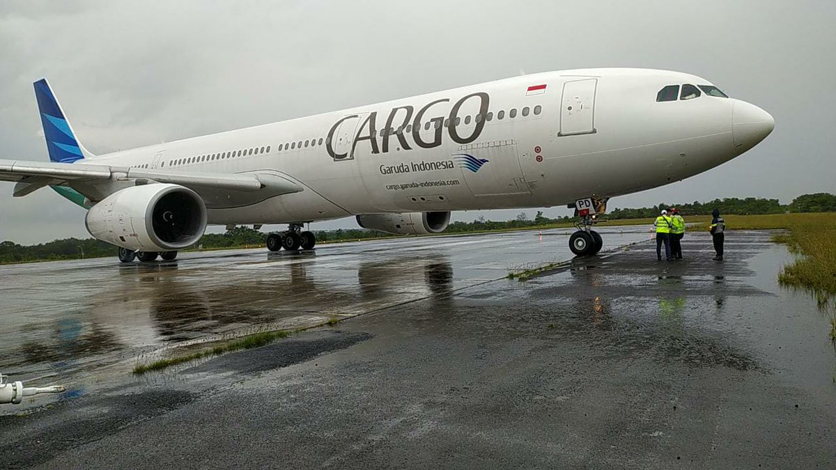 GerryS's tweet photo. Garuda Indonesia PKGPD operating GIA3206 cargo flight from BDJ/WAOO to BPN/WALL at 1345LT stopped at the end of the runway at BDJ just berore the nosewheel left the runway and asked forbtowing truck. Flight has since departed. https://t.co/A61l4V28wn