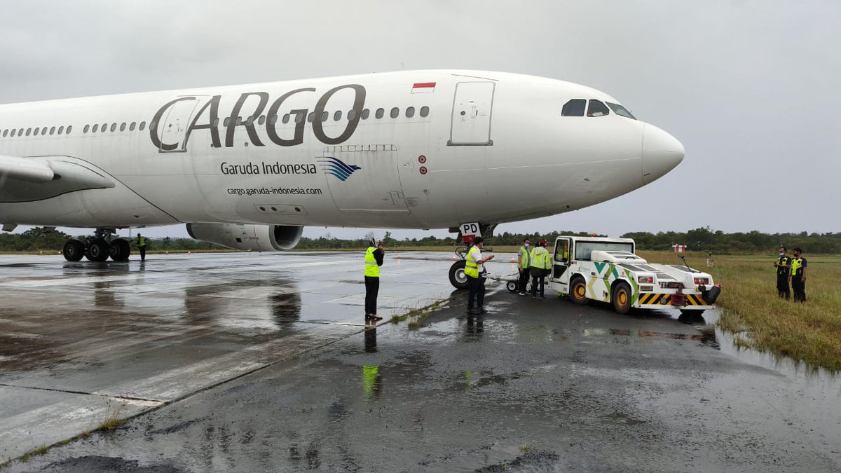 GerryS's tweet photo. Garuda Indonesia PKGPD operating GIA3206 cargo flight from BDJ/WAOO to BPN/WALL at 1345LT stopped at the end of the runway at BDJ just berore the nosewheel left the runway and asked forbtowing truck. Flight has since departed. https://t.co/A61l4V28wn