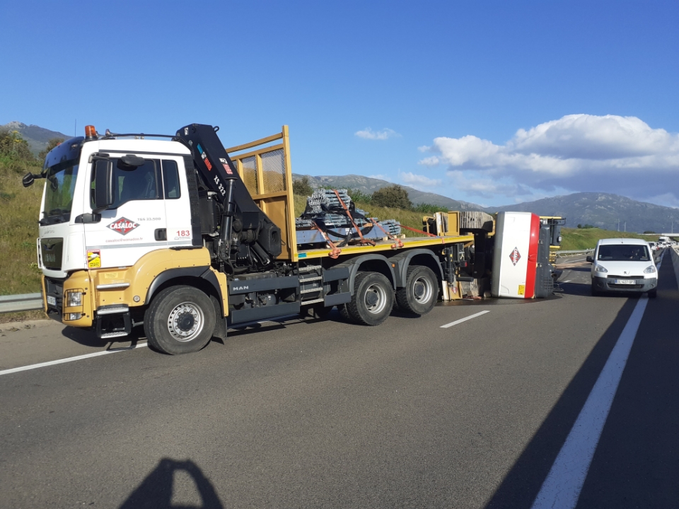 CdC_Corsica's tweet photo. ⚠️#InfoRoutesCdC | RT11 - U Borgu - 2x2 voies. 
Une déviation par la RT205 va être mise en œuvre suite à la perte du chargement d'un camion sur la RT11 sur la commune de U Borgu.
Fate casu ! https://t.co/vGOxvdHYrF