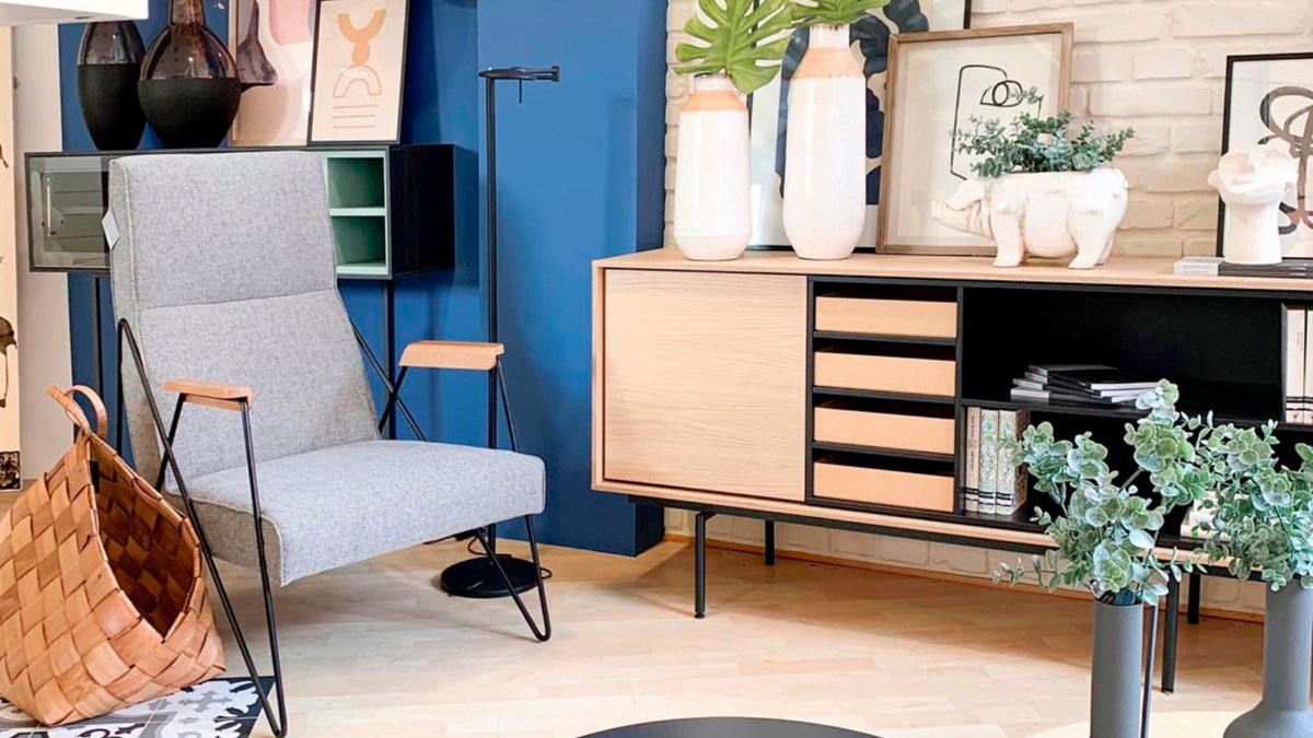 Un rincón de lectura 📚 donde destacamos la butaca Hita disponible en: piconto.com y la consola Aura acompañada de distintos artículos de decoración como el jarrón Sandy o el macetero de cerdito. 

#homedecor #decoración #inspo #deco