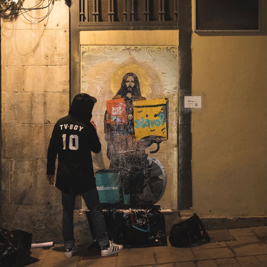 “Rider is the new Christ”
The shortest street work in history.

Check the full story on my IG e FB profile!

#Christ #rider #delivery #takeaway #slave #Jesus