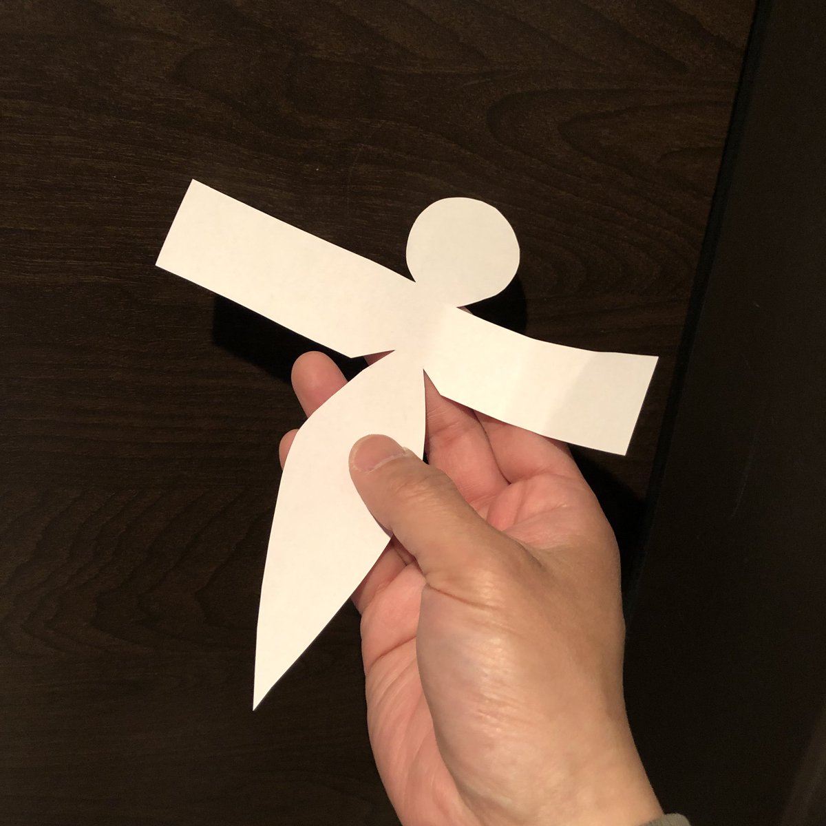 「さっき気付いたけど、上着の背中部分に変な紙が張り付いてた。なんじゃこりゃ。分かる」|パントビスコのイラスト