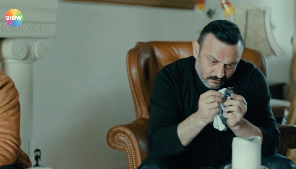 eliekhalil5's tweet image. By the way, Rifki cleaning his gun is the funniest thing that happened in last #Ariza episode.
#SubtleHumor is my kind of humor... #Rifki is #effortlessly #funny 😅