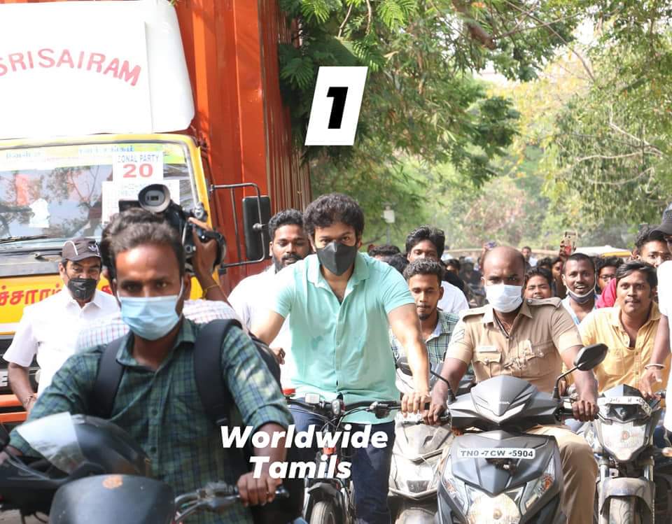 senior_tamilan's tweet photo. படம் 1: சைக்கிளில் போய் வாக்களித்தார் #விஜய் ☝

படம் 2: #யாழ்ப்பாணத்தான் வியாபார புத்தி 🤣

காற்றுள்ள போதே தூற்ற தெரிந்தவன் #யாழ்ப்பாணி 💪

@actorvijay 

#TNElectionDay #TamilNaduElections #TamilNaduElections2021 

#WWTnews #WorldwideTamils https://t.co/vU1WV5WXrB