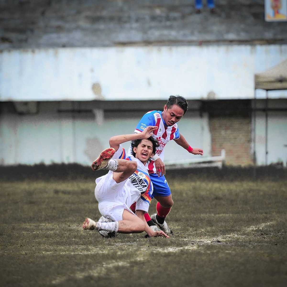 Duel 👌💯
"Kamera terbaik Anda adalah kamera yang paling Anda kuasai, bukan kamera yang paling mahal yang Anda beli". – Sani Sinarsana
.
.
#asho71picture 
#actionsportsphotography_ 
#sportphotography 
#photosport 
#footballphotography
#nikonphotography 
#nikon
#nikonasia
