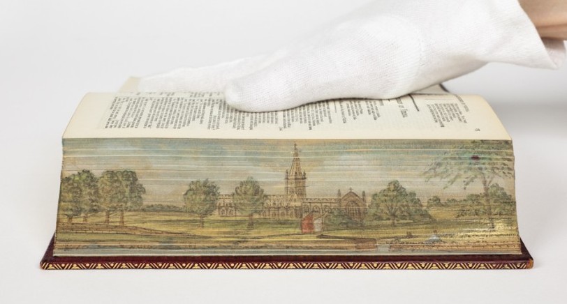 ShakespeareBT's tweet photo. Our #UnusualObject appears unassuming at first, but this copy of 'The Works of William #Shakespeare'(1905) has a hidden secret
The fore-edge painting of Holy Trinity Church remains hidden when the book is closed and is revealed when you fan the pages #SBTCollections #Archive30 https://t.co/IFuT6jYGNp