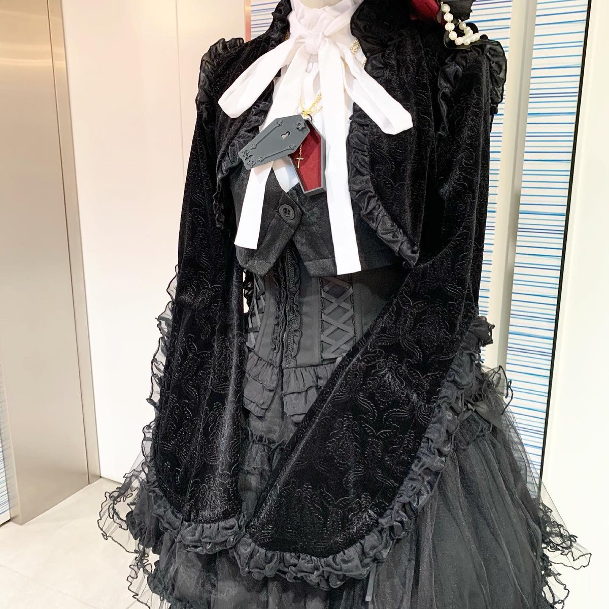 KIST__M's tweet photo. 【💫#Instagram 💫】

【h.NAOTO】
ゴシックコーディネート⚜✨

エンボス加工されたベルベットが重厚感溢れるカーディガンに、短めの丈のスカートと合わせたコーディネート✨
���先のおでかけにおすすめのです！

https://t.co/DIR5ohmQuT

#KIST札幌
#KIST通販部 https://t.co/Gl8aG1ym0F