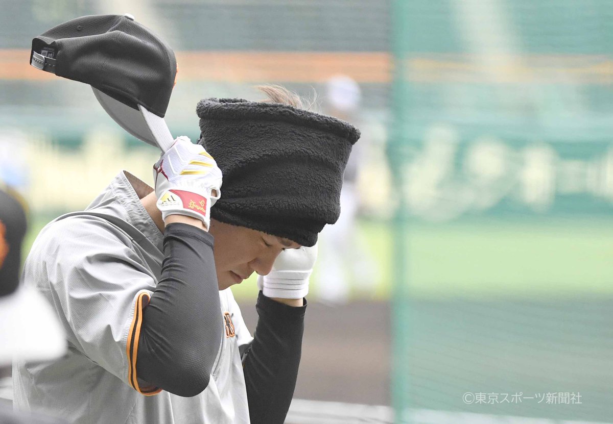 プロ野球】2021年4月6日 阪神×巨人 ネックウォーマーをつける
