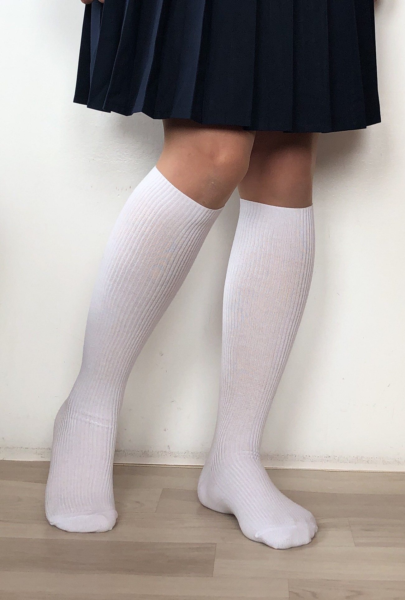 JS街撮り画像掲示板 RT @gauzehighsocks: 街撮り系の白ハイソックスは ほとんど拾い画の使い回しばかりで  少し見飽きた感が強いですね。 被写体が激減しているので仕方が無いのでしょうが。 なのでgauzeは出来るだけ新作か 未公開を提供したいと思います。  でもポーズが ...
