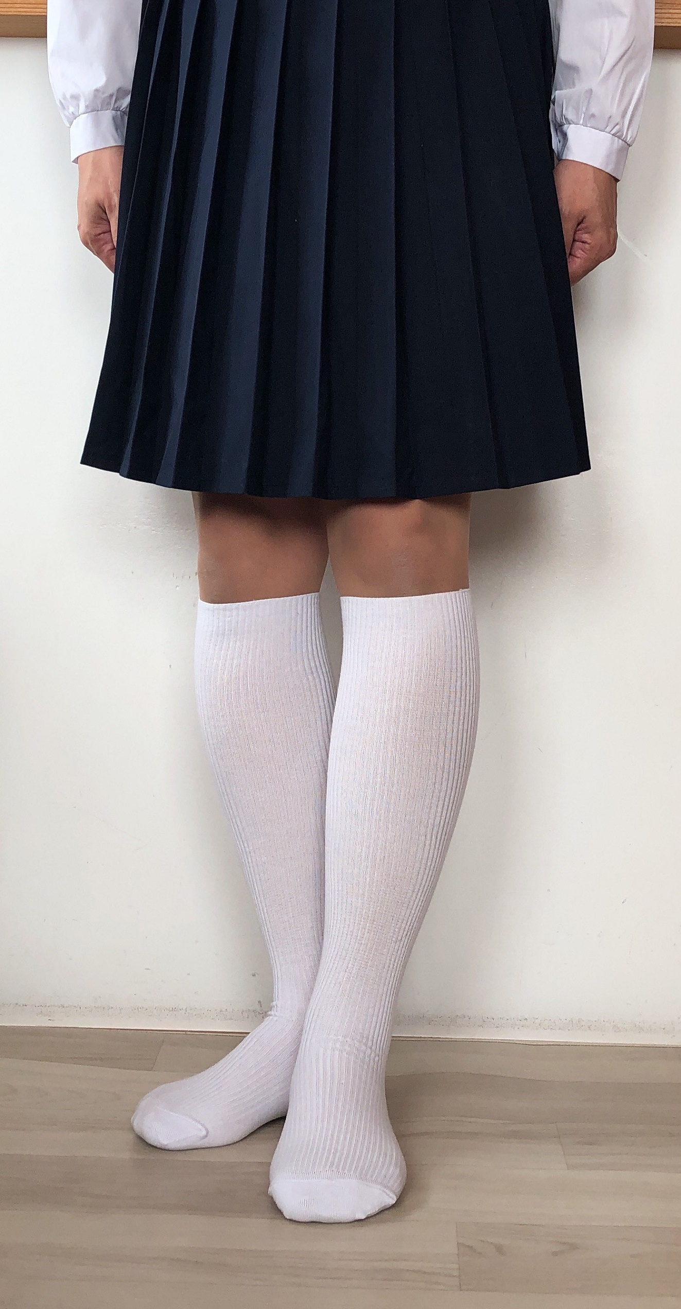街撮り ハイソックス RT @gauzehighsocks: 街撮り系の白ハイソックスは ほとんど拾い画の使い回しばかりで  少し見飽きた感が強いですね。 被写体が激減しているので仕方が無いのでしょうが。 なのでgauzeは出来るだけ新作か 未公開を提供したいと思います。  でもポーズが ...