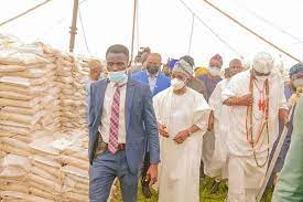 OsunDigiRadio's tweet photo. Under the bright radiant and warm southern sun at the State Secretariat, Abeere, was a jubilant eruption of adulation by different groups and fervent prayers of monarchs for Governor Adegboyega Oyetola at the flag-off of the Osun Food Support Scheme.

https://t.co/pgK66ETuZd https://t.co/JHd01vtgCs