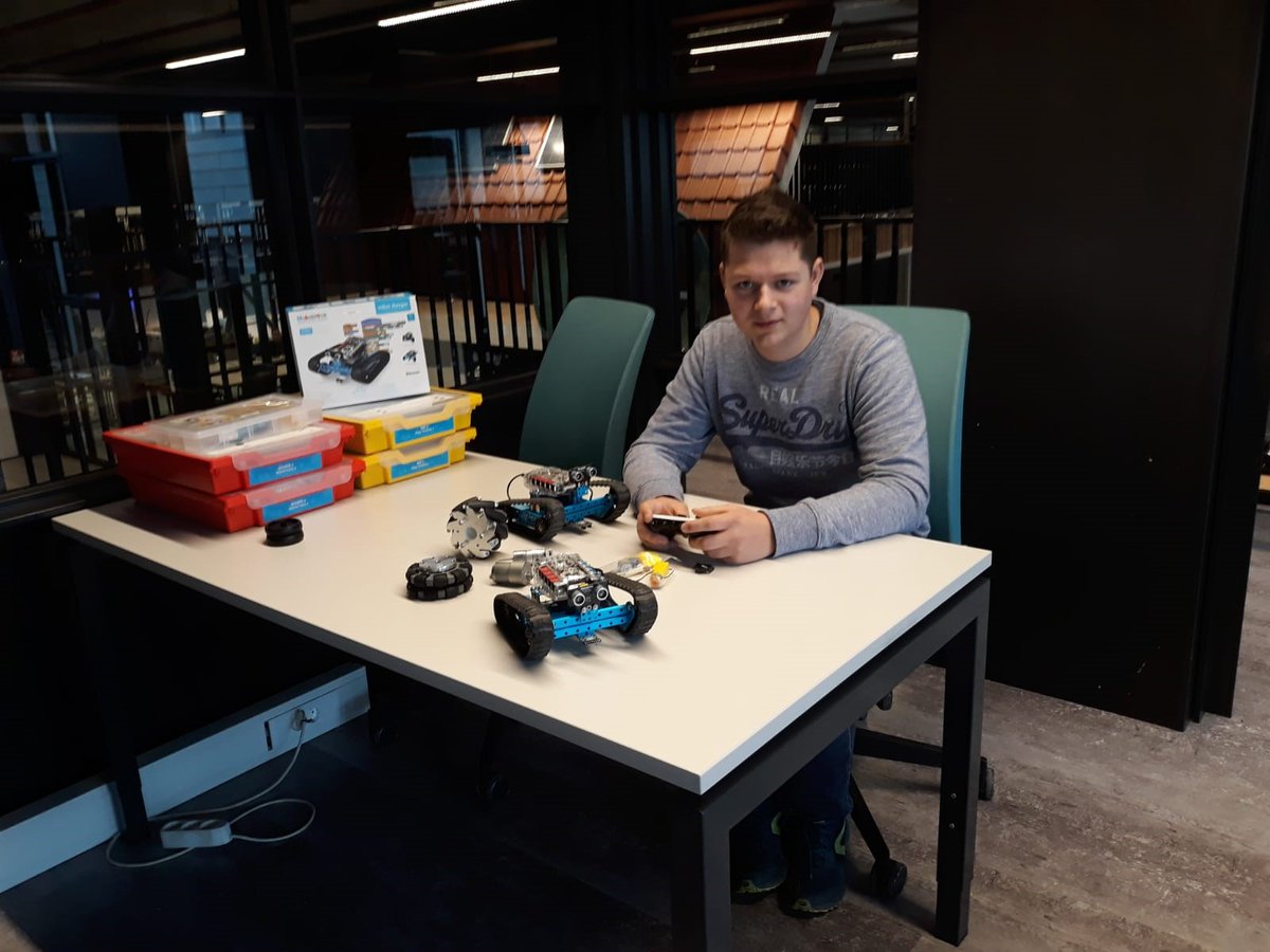 In the #EXAM4point0 European project, students from 
@DaVinciCollege, work with students from 4 other VET-institutions on the design, engineering and manufacturing of a small robot. One of the assignments is to research different drive mechanisms. bit.ly/3dDkkD9