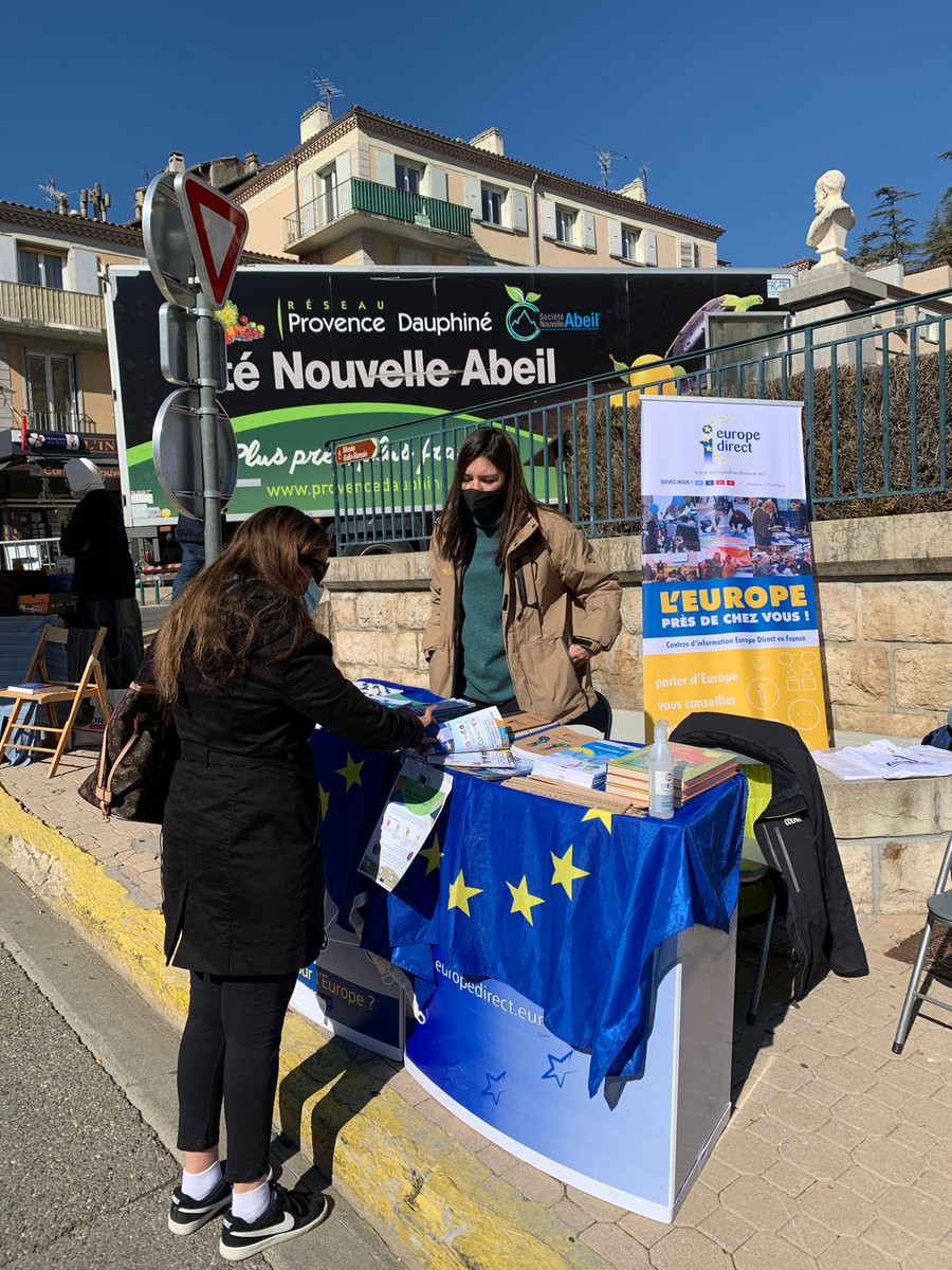 CIED_PACA's tweet photo. 😀Le 24 mars, le CIED a eu un stand sur la foire de Sisteron où nous informions les passants sur l'actualité européenne, on a discuté notamment sur le travail de l'UE en matière environnemental ♻️🇪🇺

#greendeal #Europe @UEFrance https://t.co/M4H7rEaBPp