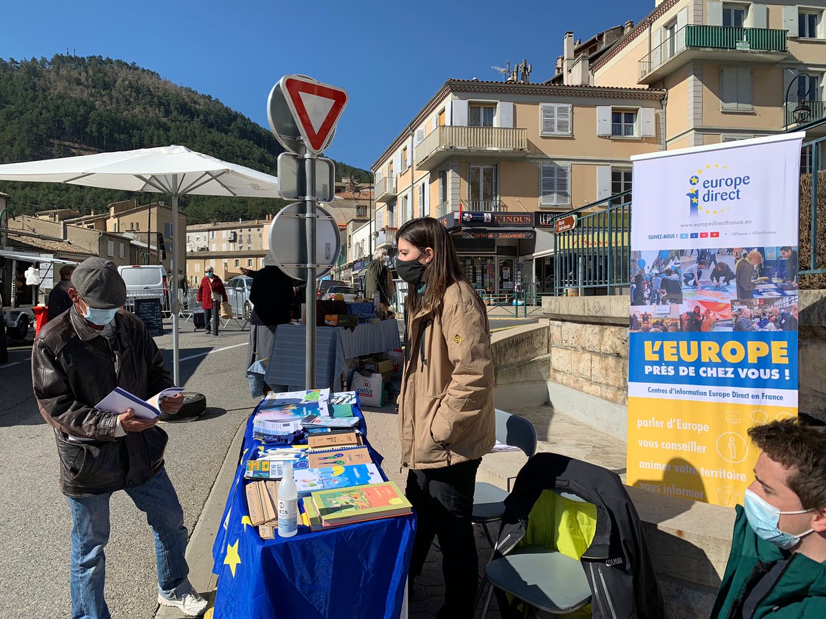 CIED_PACA's tweet photo. 😀Le 24 mars, le CIED a eu un stand sur la foire de Sisteron où nous informions les passants sur l'actualité européenne, on a discuté notamment sur le travail de l'UE en matière environnemental ♻️🇪🇺

#greendeal #Europe @UEFrance https://t.co/M4H7rEaBPp