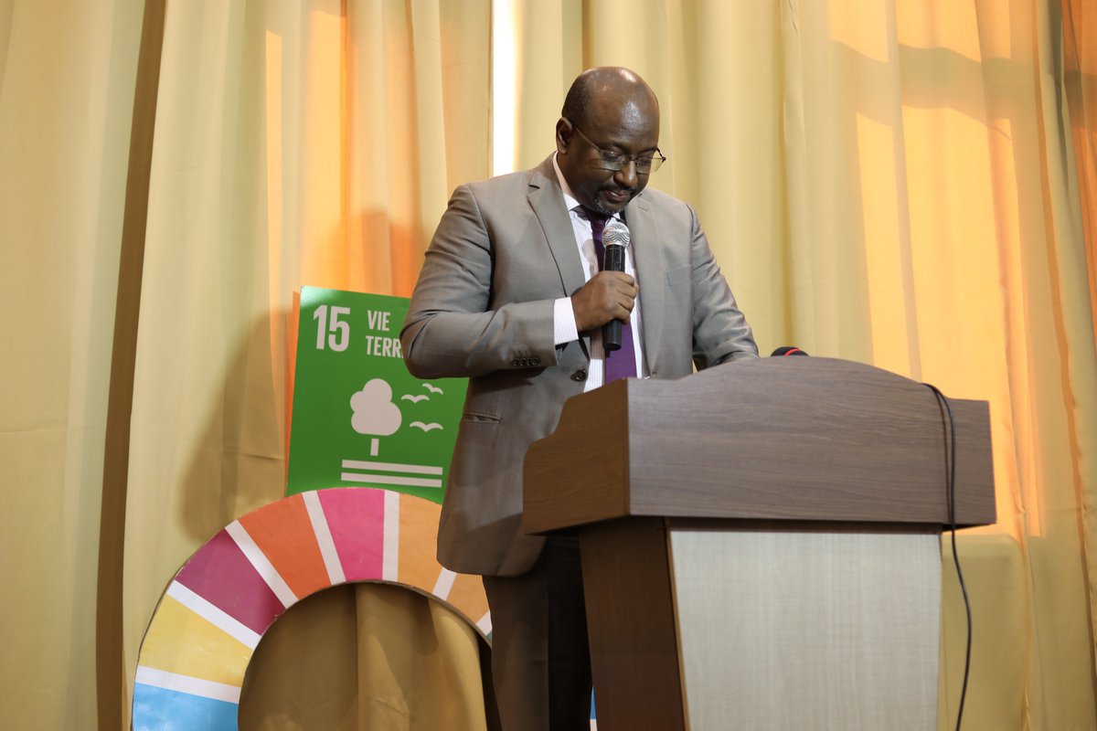 PNUDMALI's tweet photo. " Les enjeux #climatiques risquent d'être exacerbés par l'augmentation de la population au #Sahel, qui devrait progresser de 1,4 milliard d’ici 2030 & de 2,1 milliards d’ici 2050 " a dit #OumarTamboura, Chef Unité Envt, Chgt Climatique & Dev Durable du @PNUDMALI. #Acclabmali 🇲🇱 https://t.co/LnGPJKO3Vg