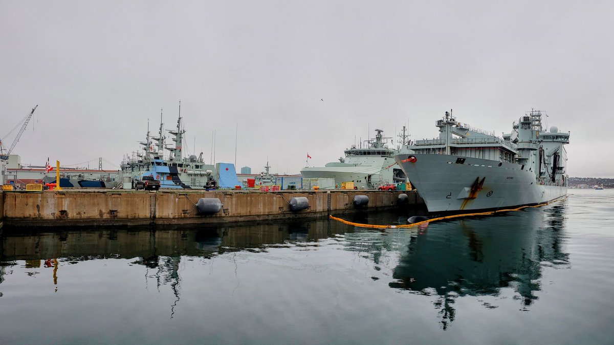 It's great to have company at Bravo Jetty (even if the guests are hogging all the jetty space...)!

#HMCSMoncton
#HMCSShawinigan
#HMCSGooseBay
#HMCSHarryDeWolf
#NRUAsterix

Won't often see all five of these ships in the same shot!

#WeTheNavy