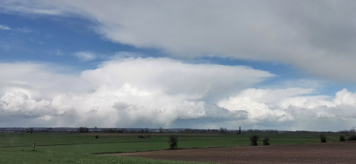 JoyceDFoto's tweet photo. Veel wolkensoorten vandaag #aambeeld #valstrepen #Huissen @WNLVandaag @OmroepWNL @mooieluchten @weeronline @Weerplaza @Talpaweer @helgavanleur @mrmiddendorp @weermanreinier @MarcdeJongRTL @nicolienkroon @WilliamHuizinga @marjondehond @MargaretOrr @BuienRadarNL @BuitenGewoonGLD https://t.co/qDSsrXR7vK