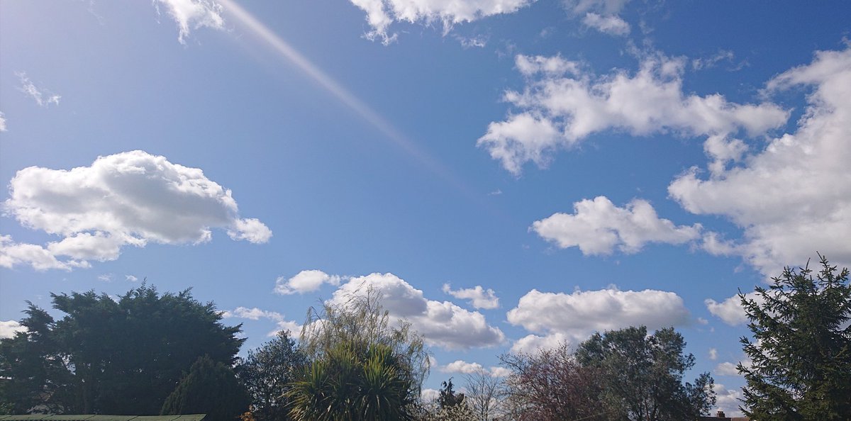 nicolambarrett's tweet photo. The sky looked so beautiful this morning, I couldn't resist taking a couple of snaps #springintowellbeing https://t.co/ZGvinTA7iK