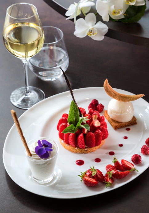 SofitelNews's tweet image. You can enjoy a taste of the finest French Gastronomy at 
@SofitelBiarritz  with complete peace of mind thanks to #ALLSafe elevated safety protocols. Staying safe has never been so ‘savoureux’*! #LiveTheFrenchWay *Savoureux = Tasty  bit.ly/380e8mX