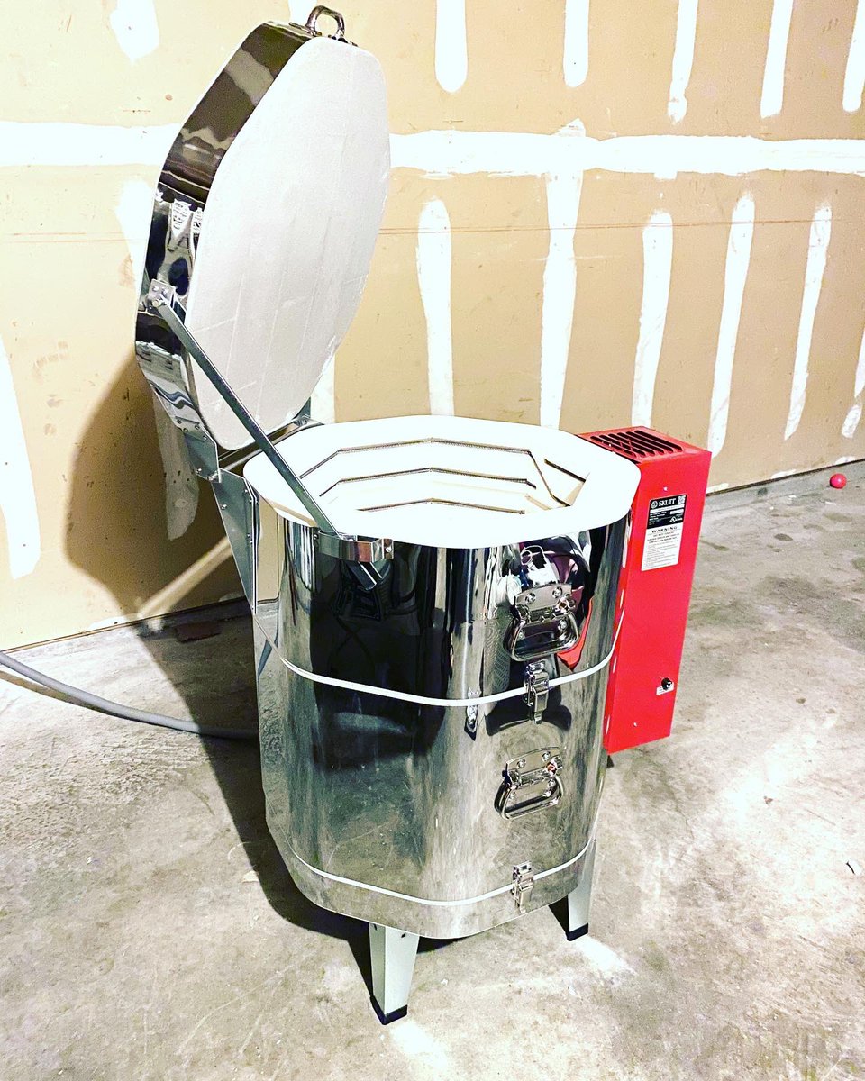 LaelBurnsStudio's tweet photo. 🙌🏻🎉🙌🏻🎉🙌🏻 #newkiln #skuttkilns https://t.co/GOqFkeGBLl
