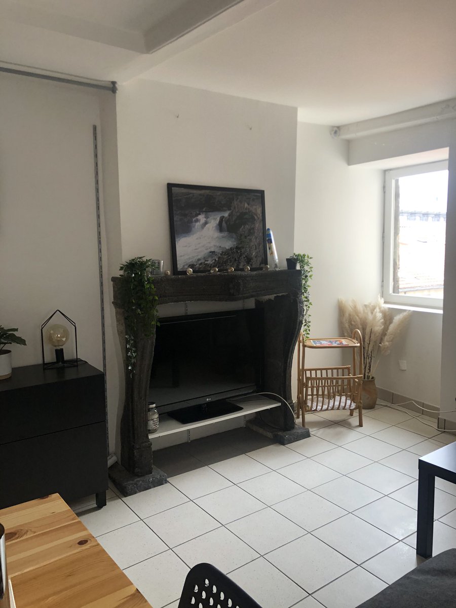 eleonorebgnn_'s tweet photo. Je cherche à quitter mon appart assez rapidement à Clermont Ferrand.
Situé entre Jaude et la Victoire, c’est un 2 pièces de 44m2 en duplex, au 1er étage dans un immeuble très sécurisé.
Loyer de 460€ CC.
Pour plus d’info et de photos venez en DM
rt apprécié :)) https://t.co/5NXgMaYiSt
