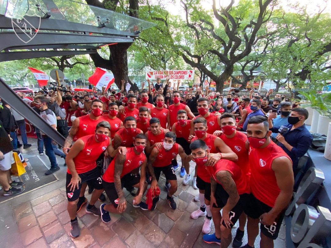 ESPNArgentina's tweet photo. #Independiente 👹 Complicado momento en el Rojo. Al contagio de Julio #Falcioni, se le suman: #Sosa, #Ostachuk, #Blanco, #Muñoz #Segovia. Además, #Messiniti y #Soñora con síntomas. El armado del equipo para el #ClásicoDeAvellaneda, muy difícil. https://t.co/PfaMnTBWxH